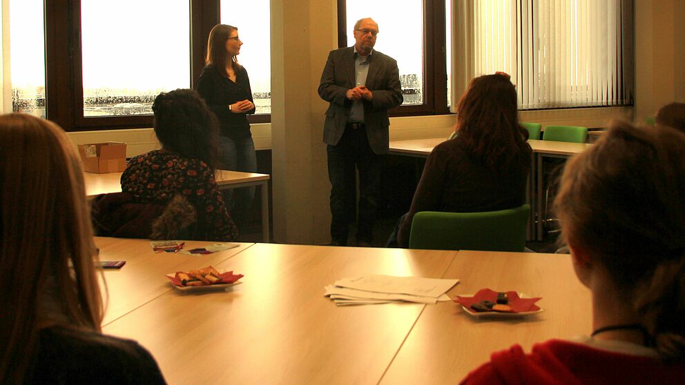Foto: Prof. Dr.-Ing Reinhard Keil bei seiner Abschlussansprache an die Mentees und MentorInnen