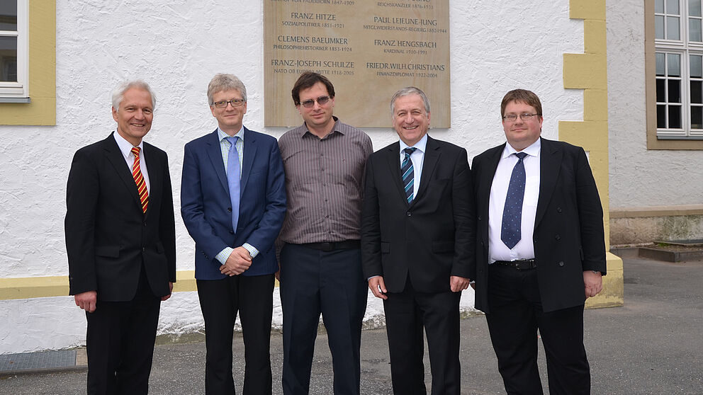 Vor der Gedenktafel am Gebäude des Gymnasiums Theodorianum, v.l.n.r.: Martin Pantke, Prof. Volker Remmert, Prof. Elon Lindenstrauss, Dr. Michael Laska, Prof. Torsten Wedhorn