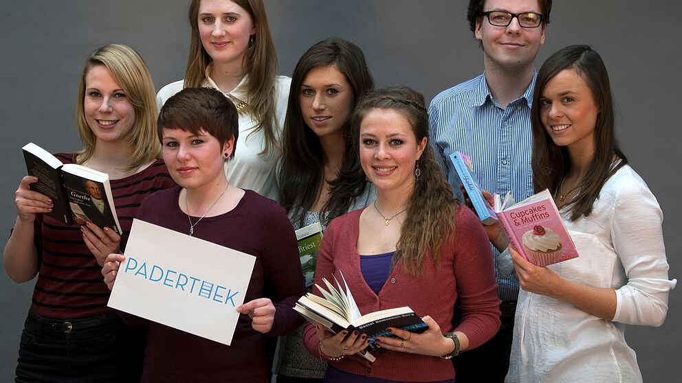 Foto: vorn v. li.:  Ellen Kruhöfer, Mona Brenke, Anna Zoe Panagiotakis, Anna-Lena Kirchenbauer; hinten v. li.: Kirstin Jochmaring, Nadine Langer, Martin Böing-Messing.
