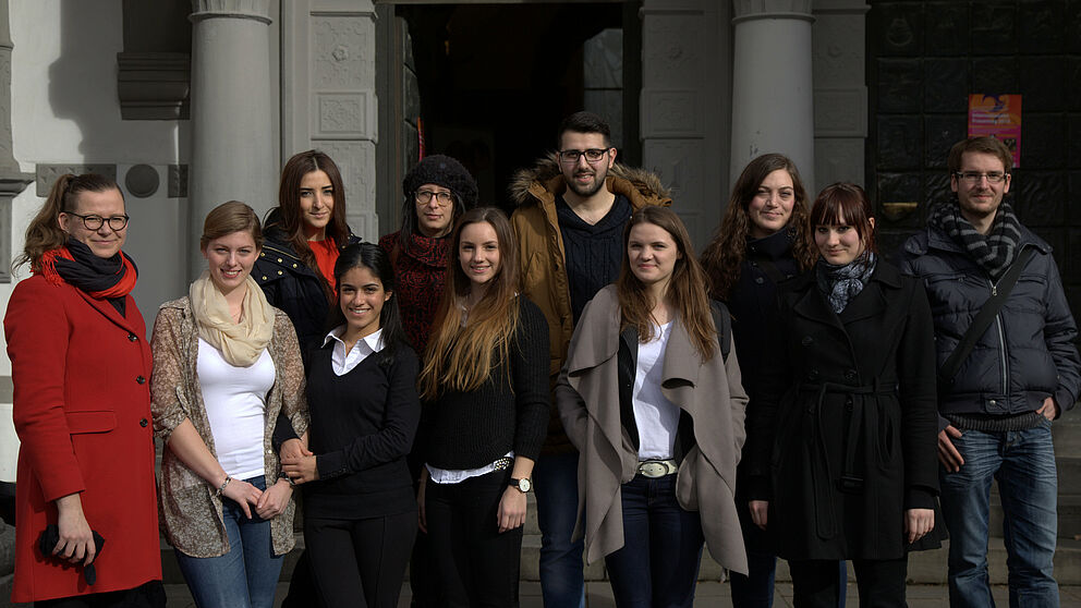 Foto (Yosjan González Palais): TeilnehmerInnen des Projektes vor dem Historischen Rathaus: Yasemin Cicek, Neele Hruby, Michael Sagik, Sina Buchholz, Moritz Knurr, Dr. des. Maria Robaszkiewicz, Jennifer Braune, Gülay Cimen, Pia Raquel Areal Meznaric, Ami