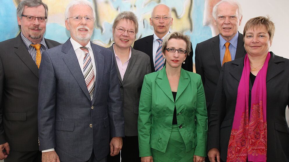 Foto (Universität Paderborn, Frauke Döll): Die Mitglieder des neuen Hochschulrats der Universität Paderborn (v. l.): Prof. Dr. Friedhelm Meyer auf der Heide, Dr.-Ing. Herbert Hanselmann, Prof. Dr. Leena Suhl, Dr. phil. Jürgen Brautmeier, Prof. Dr. Eva