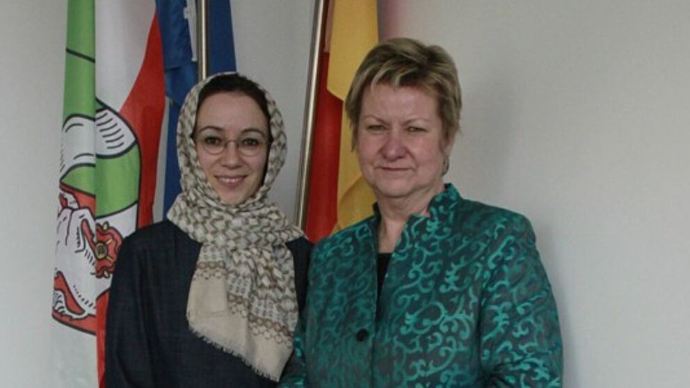 Foto (©MSW NRW/Nina Golombek): Jun.-Prof. Dr. Muna Tatari (links) und NRW-Schulministerin Sylvia Löhrmann.