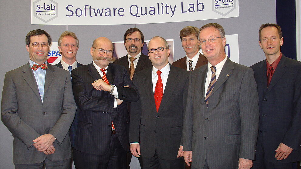 Foto (v. li.): Robert Zoves, ORGA Kartensysteme (Paderborn), Heinz-Theo Mammen, Hella (Lippstadt), Uni-Kanzler Jürgen Plato, Prof. Dr. Gregor Engels, Vorstandsvorsitzender s-lab, Universität Paderborn, Dr. Rainer Otterbach, Leiter Produktmanagement dSPA