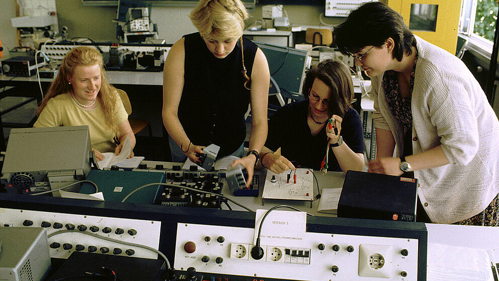 Foto (Universität Paderborn): An der Universität Paderborn kann man Ingenieur(in) und gleichzeitig Lehrer(in) für Elektrotechnik werden.