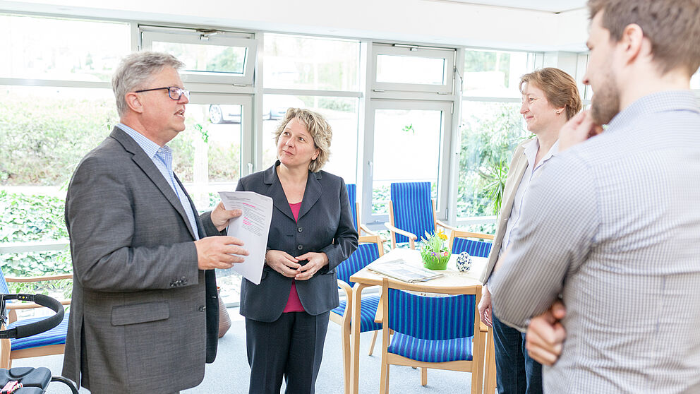 Foto (Jan Olaf Scholz, MIWF): NRW-Wissenschaftsministerin Svenja Schulze im Gespräch mit Josef Opitz (Leiter Altenzentrum St. Veronika), Hildegard Moß (Pflegedienstleitung Altenzentrum St. Veronika) und Nils Wingenbach (Kollegiat des NRW Fortschrittskol