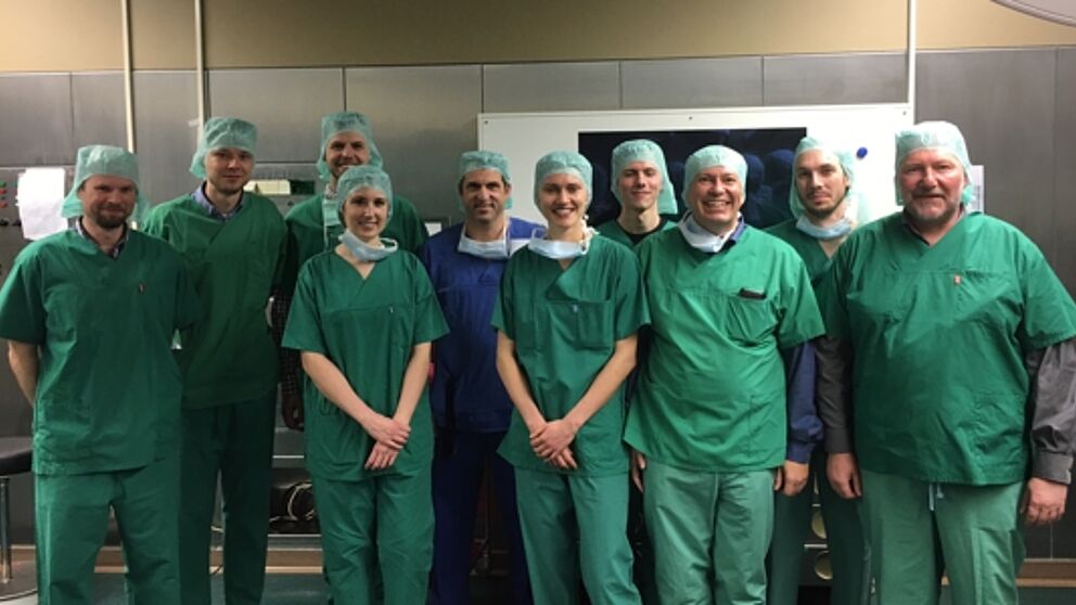 Foto (Universität Paderborn): Das IBOSS-Team an der Berliner Charité (v. l.): Prof. Dr. Tim Conrad (FUB), Alexander Tesch (ZIB),  Sebastian Peitz (Universität Paderborn), Johanna Schröder (Fraunhofer ITWM), Dr. Götz Bosse (Charité), Mona Rams (FUB),