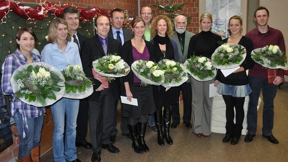 Foto (Universität Paderborn, Mark Heinemann): (v. li.): Jacqueline Karsten, Meike Schmitz, Hubertus Böddeker (Sparkasse Paderborn), Dennis Dreimann, Prof. Dr. Hans Peter Brandl-Bredenbeck, Katharina Niestroj, Dr. Jochen Baumeister, Carolin Rübbelke, Pr