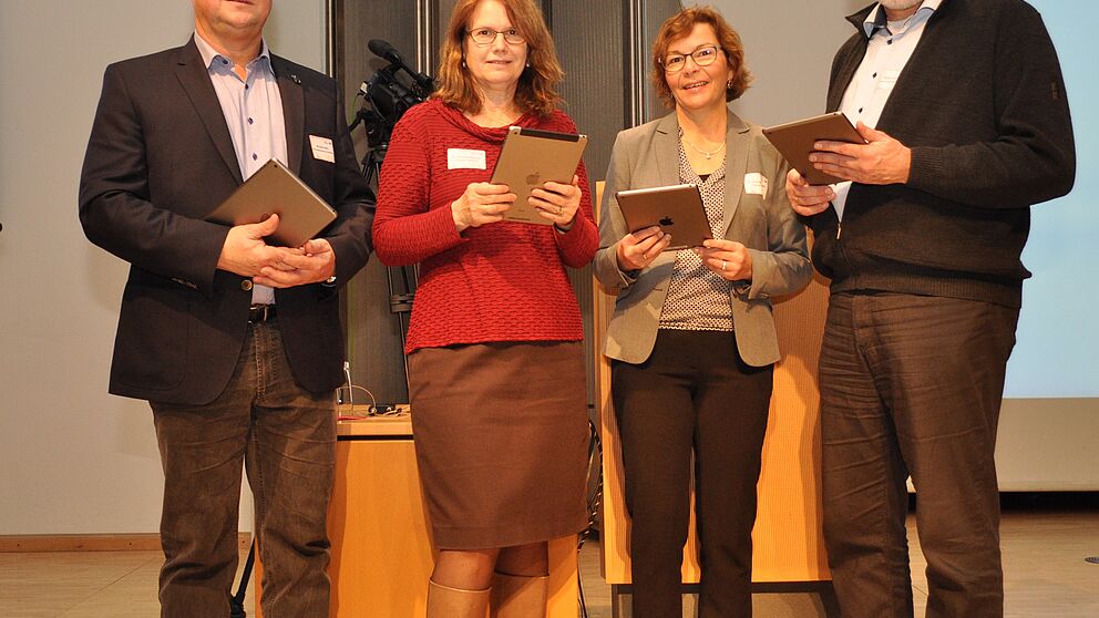Foto (Universität Paderborn): Michael Arens (Kreismedienzentrum), Dr. Anna-Maria Kamin (Universität Paderborn), Prof. Dr. Dorothee M. Meister (Universität Paderborn, Sprecherin der Projektgruppe Medien im PLAZ), Detlef Schubert (Bezirksregierung Detmol