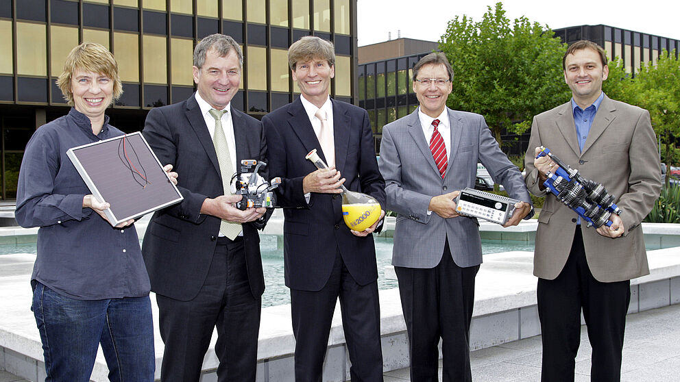 Foto: Freuen sich über den gewonnenen Wettbewerb (v.l.): Irmgard Rothkirch (Leiterin Museumspädagogik HNF), Dr. Kurt Beiersdörfer (Geschäftsführer HNF), Prof. Dr. Nikolaus Risch (Präsident Uni Paderborn), Christoph Schön (Leiter Stabsstelle des Pr