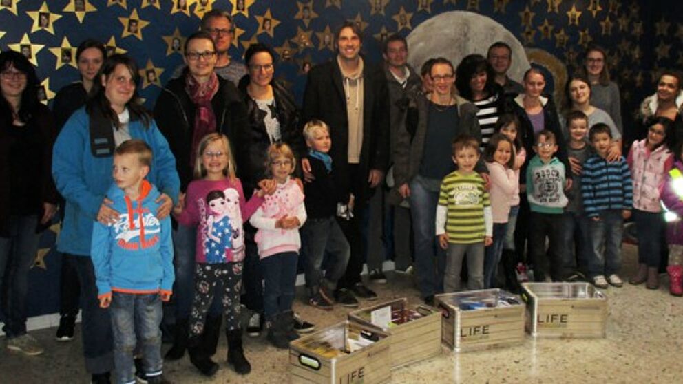Foto (Universität Paderborn): Auftaktveranstaltung an der Grundschule Bonifatius mit teilnehmenden Eltern und Kindern, LIFE-Projektkoordinator Christian Greiner (hinten, 5. v. l.), LIFE-Mitarbeiterinnen Lara Krause (1. v. l.), Maren Höltje (2. v. l.) un