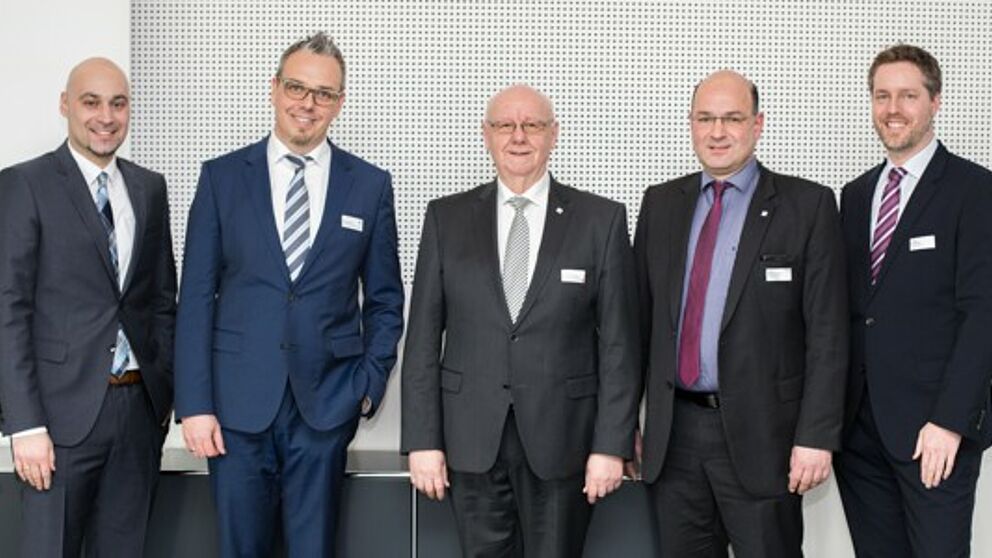 Feiern mit ihren Gästen den „Take-off 2017“: Prof. Ansgar Trächtler (Leiter Fraunhofer IEM), Prof. Eric Bodden und Prof. Roman Dumitrescu (Direktoren des Fraunhofer IEM) mit Karl-Ernst Vathauer (MSF-Vathauer Antriebstechnik) und Thomas Mader (GEA We