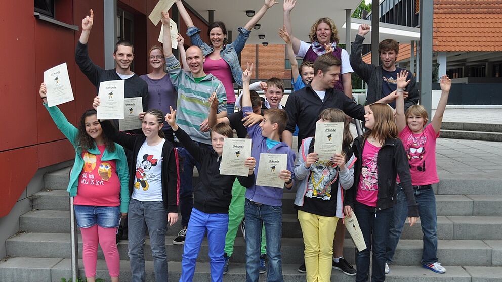 Foto (Mark Heinemann): Freude über den gelungenen Abschluss: Antje Tarampouskas (h. v. l.), Moritz Katerle, Delia Terstesse sowie Philip Avramovic (M. v. l.), Katharina Heyden, Sascha Wesseler, Marco Eri, Christian Meilwes, Sebastian Fabich, Steffen Otto