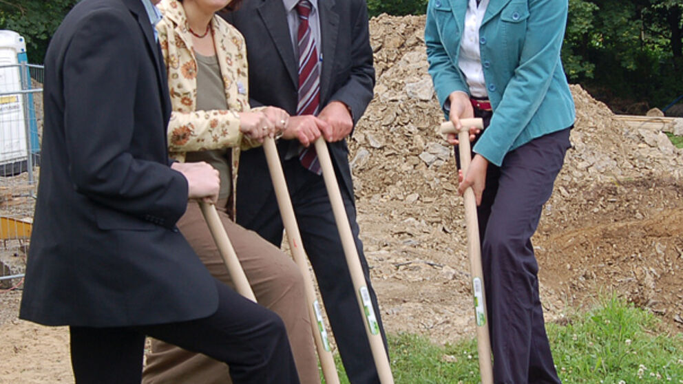 Foto: (v. l.) Herr Tobias Wybranietz (Stellvertretender Vorsitzender Verwaltungsrat Studentenwerk Paderborn), Frau Dr. Katja Ullrich (Geschäftsführerin Studentenwerk Paderborn), Herr Wolfgang Walter (Beigeordneter der Stadt Paderborn), Frau Dr. Martina 
