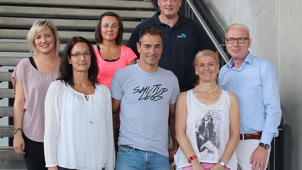 Foto (Universität Paderborn, Ricarda Michels): 1. Reihe v.l. Sandra Bischof, Andreas Niedrig, Diana Riedel, Karl-Julius Sänger, Vera Koßmann, Valentina Beckin, Hans-Norbert Blome