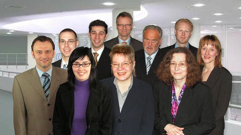 Fotomontage (Universität Paderborn, UniConsult): Das Projekt-Team ITpreneurship (v. li.): Stefan Sauer, Dr. Stefan Bunte, Carmen Niggemeier, Yavuz Sancar, Prof. Dr. Leena Suhl, Prof. Dr. Eckhard Steffen, Bernd Seel, Lydia Ortkraß, Steffen Terberl und An