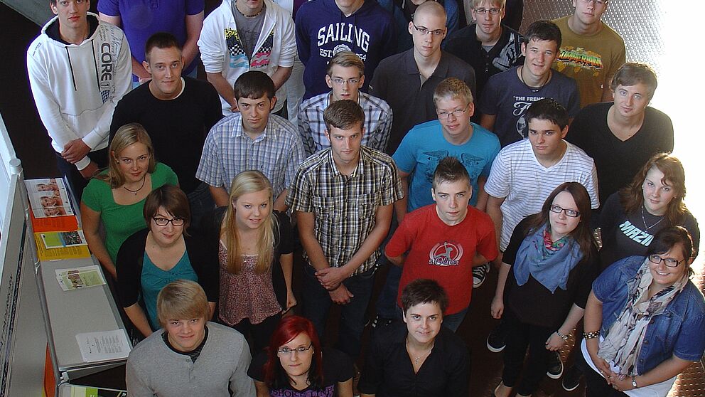 Foto (Universität Paderborn/ Frauke Döll): Die neuen Azubis mit Dunja Denecke (vorne, 3. v. l.) und Uta Wienhaus (hinten, 4. v. l.) vom Personaldezernat.