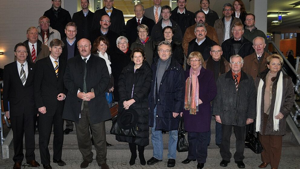 Foto (Mark Heinemann): Präsident Prof. Dr. Nikolaus Risch (2.v.li.) und der Leiter Hochschulnetzwerk & Fundraising Christoph Schön (v.li.) begrüßten Bürgermeister Paul Hermreck sowie zahlreiche Vertreter aus Wirtschaft, Politik und Verwaltung der Sta