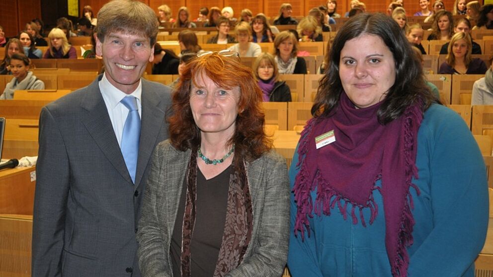 Foto (Mark Heinemann): Von links: Präsident Prof. Dr. Nikolaus Risch, Gleichstellungsbeauftragte Dipl.-Päd. Irmgard Pilgrim und Hedda Holtmeier (Projekt „Frauen gestalten die Informationsgesellschaft“) begrüßten die Studentinnen auf Probe im Hörs