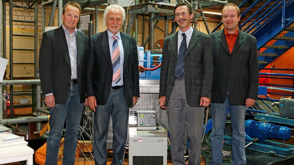 Foto (Universität Paderborn, Tanja Bilanzola): Von links: Dr.-Ing. Christian Hennig, Prof. Dr.-Ing. Hans-Joachim Warnecke, Prof. Dr.-Ing. Eugeny Kenig, M.Sc. Oliver Seck im Technikum der Technischen Chemie der Universität Paderborn vor dem innovativen H