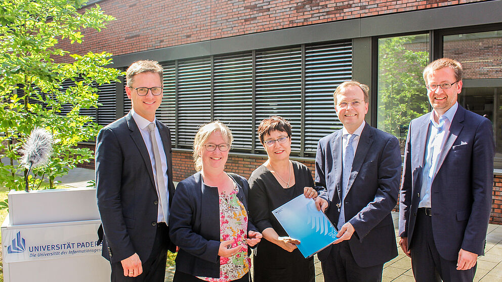 Foto (Universität Paderborn, Johannes Pauly): Übergabe des Zuwendungsbescheides: (v. l.) Dr. Carsten Linnemann MdB, Simone Probst, Vizepräsidentin für Wirtschafts- und Personalverwaltung, Prof. Dr. Birgit Riegraf, Vizepräsidentin für Lehre, Studium 