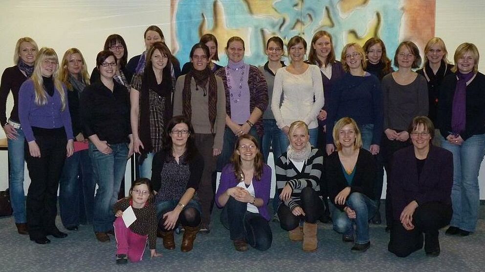 Mentees und Mentorinnen des ersten Durchgangs bei der Auftaktveranstaltung zusammen mit Projektleiterin Prof. Dr. Ingrid Scharlau und Projektkoordinatorin Julia Steinhausen.