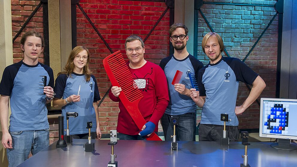 Foto (ZDF/Ralf Wilschewski): (v. l. n. r.) Philipp Hodges, Annika Stellhorn, Moderator Elton, Johannes Pauly und Mathias Strothmann im Münchener Studio.