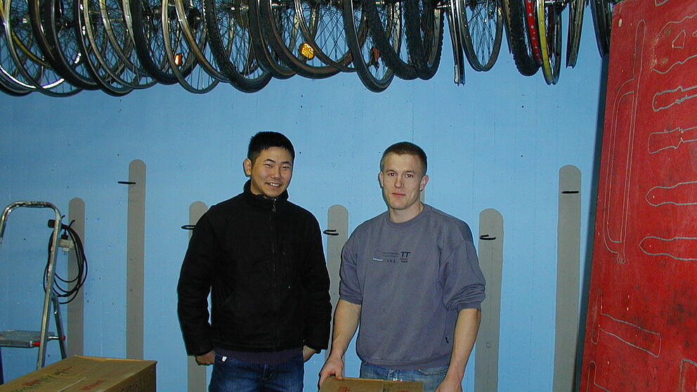 Foto (Nadine Hulfershorn): Timo Tempel und Lars Oetken (v. l.) nahmen die Renovierung der AStA-Fahrradwerkstatt in die Hand.
