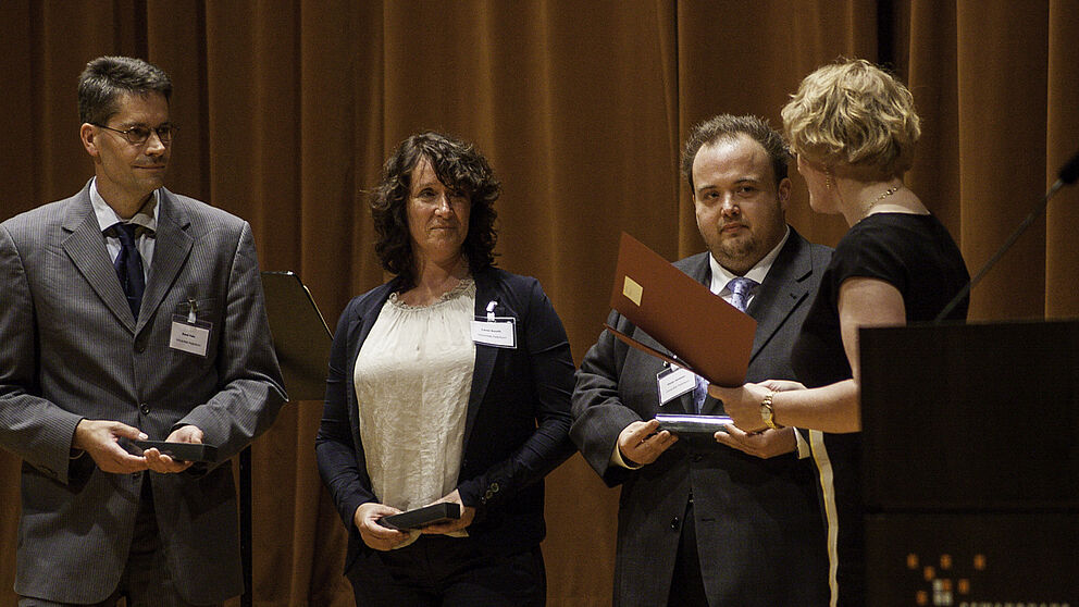 Foto (Universität Paderborn): VHB-Preisverleihung „Best Practice Paper Award” 2014, von links: Prof. Dr. René Fahr, Prof. Dr. Caren Sureth, Elmar A. Janssen (alle Universität Paderborn) und Prof. Dr. Barbara E. Weißenberger (Universität Gießen, 