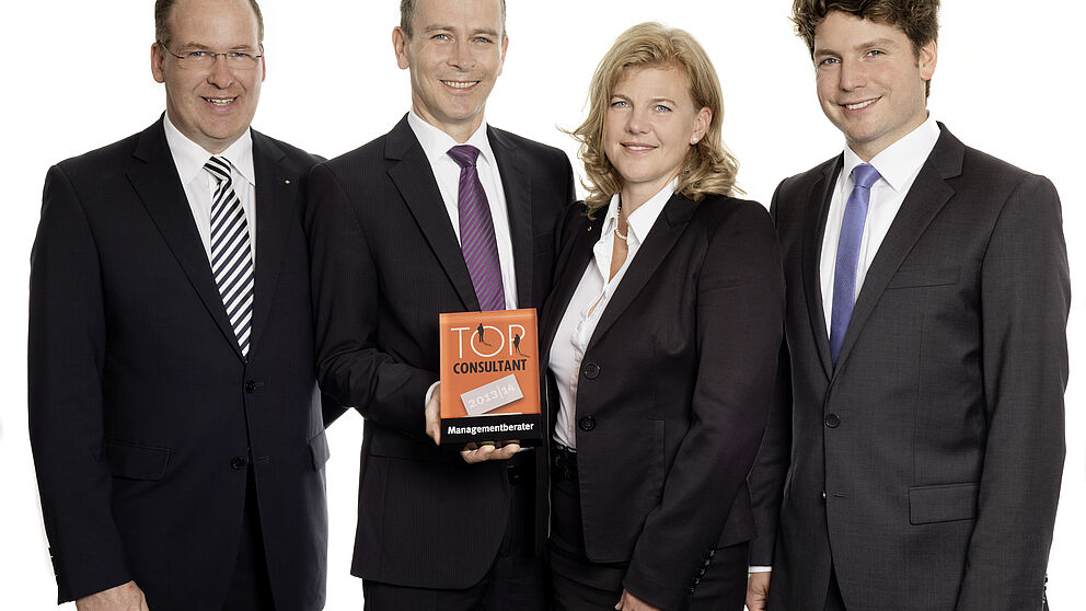 Foto (myconsult): (von links) Dr. Markus Toschläger, Dr. Stephan Kassanke, Dr. Yvonne Groening und Kai Dornseiff sind die Geschäftsführer der myconsult GmbH und freuen sich über die Auszeichnung „Top Consultant“ in der Kategorie Managementberater.