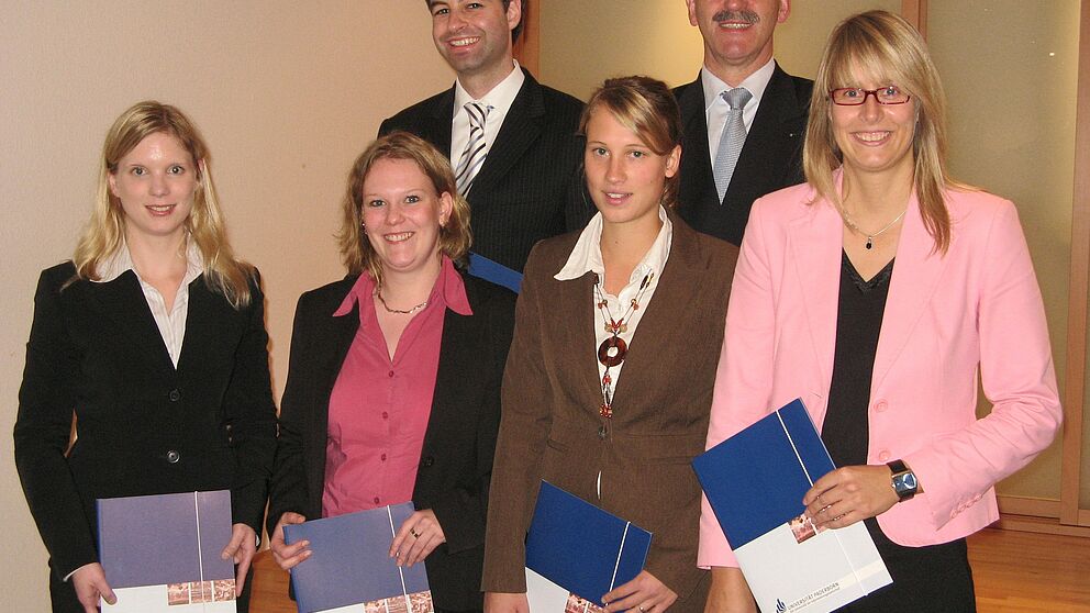Bild: 1. Reihe von links: Dr. Anja Iseke, Michaela Lambrecht, Wiebke Krüger, Stefanie Goder. Dahinter: Francesco Ferrucci, Joachim Ohse