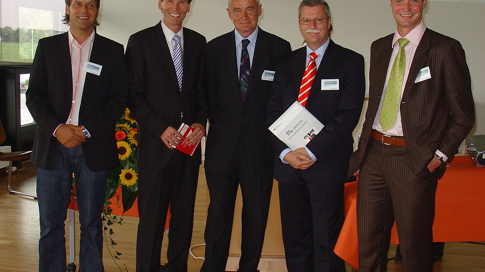 Experten aus Sportvereinen und -verbänden und aus der Wissenschaft diskutieren im Paderborner Ahornpark Themen rund um den Sport. (v.li.): Prof. Dr. Ansgar Thiel aus Tübingen, Uni-Rektor Prof. Dr. Nikolaus Risch, Jürgen Fischer, Direktor des Bundesinst