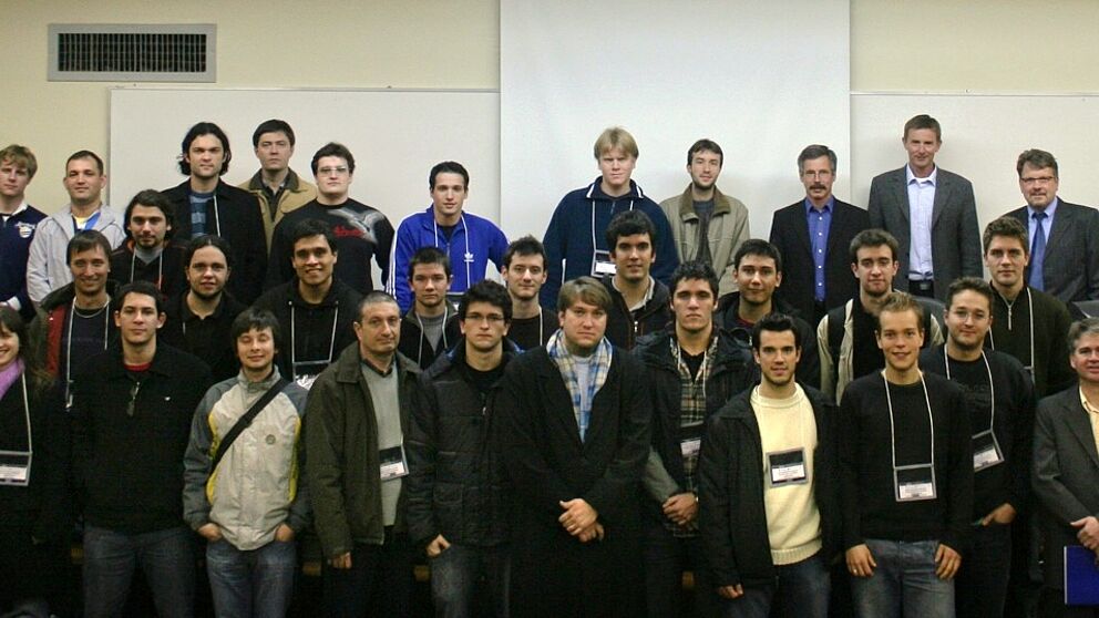 Foto ( R. Job): Die Teilnehmer der Summer School in Porto Alegre, Brasilien, mit den Dozenten Prof. Job (h.r.), Prof. Glösekötter (2. h.r.) und Prof. Hilleringmann (3. h.r.)