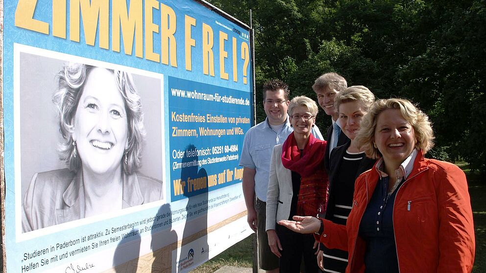 Foto (Universität Paderborn, Bianca Oldekamp): Sie versammelten sich, um die Großplakate vorzustellen und über das Wohnraumportal im Internet zu informieren (v. l.): Florian Rittmeier, Vorsitzender des AStA, Claudia Warnecke, Technische Beigeordnete de