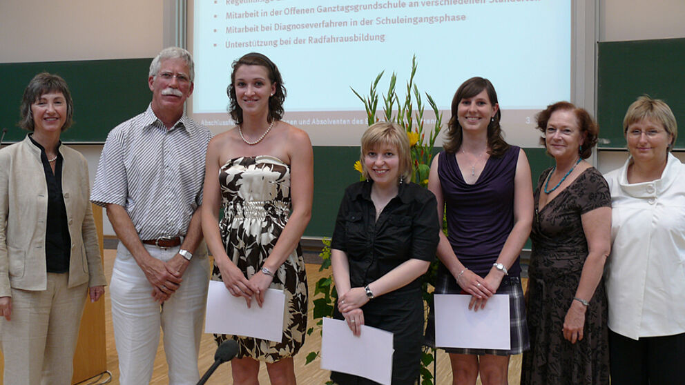 Foto (Universität Paderborn) (v. l.): Gerhild Träger, Vorstand PLAZEF, Prof. Dr. Hartmut Spiegel, Betreuer der Staatsexamensarbeit von Nadja Danil, die Preisträgerinnen Nadja Danil, Anna Kitzka und Elena Mey mit den Vertreterinnen der GEW Sabine Unger,