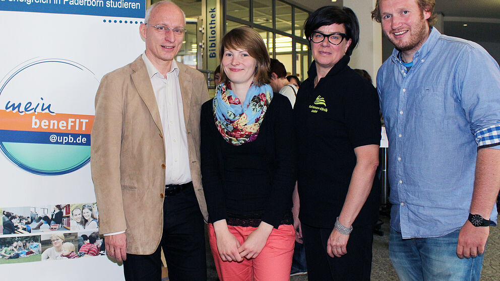 Foto (Heiko Appelbaum): Bei der Kooperationspremiere (v. l.): Dr. Karsten Schulze, Melissa Naase (Arbeitskreis Gesunde Hochschule), Annette Kracht und Dennis Fergland (mein beneFIT@upb.de).