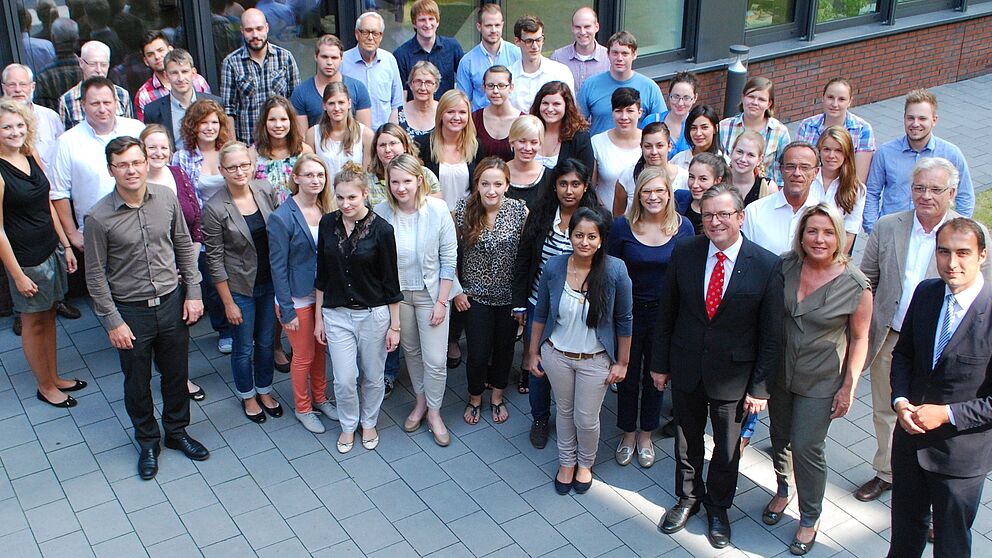 Abbildung: Zum Semesterende zeigten die Wirtschaftspädagogen der Universität Paderborn im Beisein von Bürgermeister Michael Dreier und Prof. Dr. Karl-Heinz Gerholz (rechts), was sie drauf haben: Handlungsempfehlungen für unterschiedliche Problemlösun