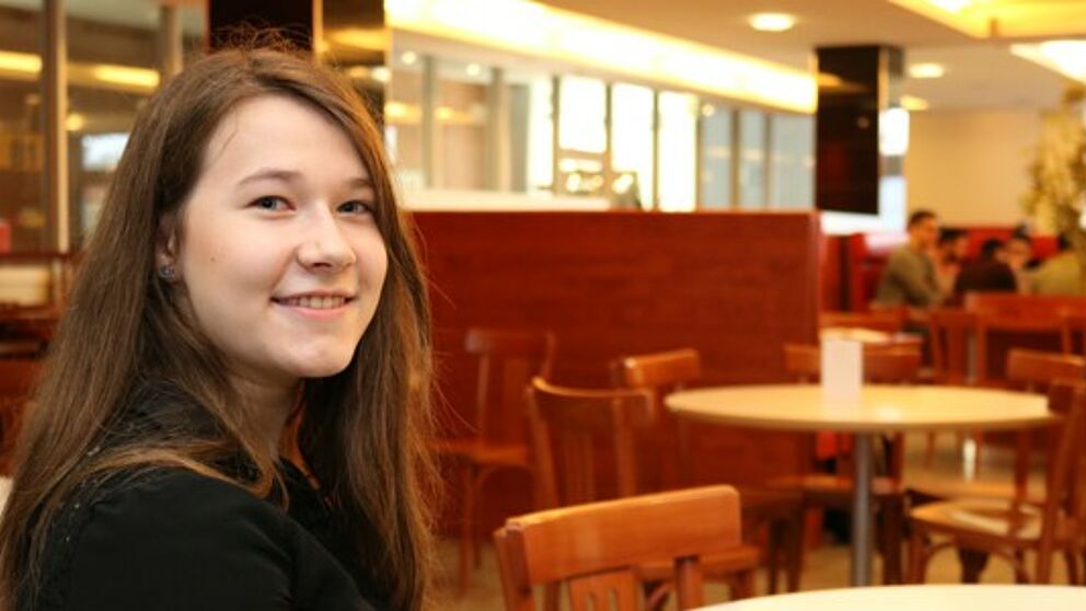 Foto (Universität Paderborn, Alexandra Dickhoff): Förderung für den wissenschaftlichen Nachwuchs: Lehramtsstudentin Wiktoria Skierka (20) erhält das diesjährige Deutschlandstipendium der Universitätsgesellschaft und der Stiftung Studienfonds OWL.