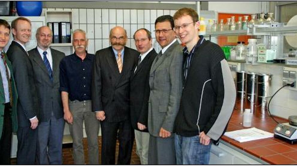Foto (privat): V. li.: Freuen sich über eine gelungene Zusammenarbeit zwischen Universität und Wirtschaft: Hans-Peter Reicher (Schwering & Hasse), Dr. Norbert von Thienen (Innovationsministerium NRW), Andreas Keil (InnoZent OWL), Martin Samusch (Univers
