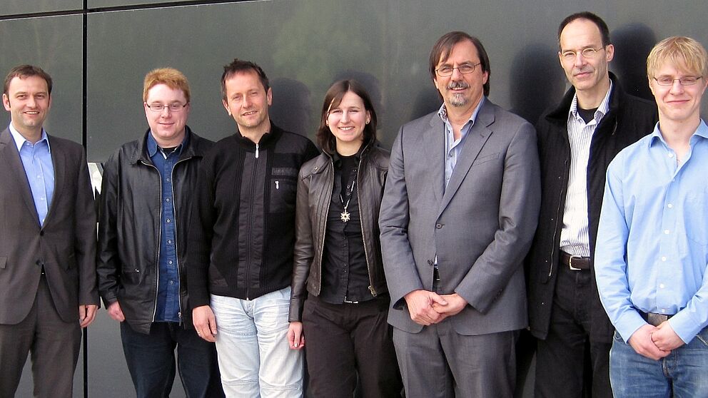 Foto (Markus Luckey, s-lab, Universität Paderborn): Projektstart an der Paderborner Zukunftsmeile mit (v. l.) Dr. Stefan Sauer (s-lab), Dennis Hannwacker (Resolto Informatik), Oliver Juwig (HRS – Das Hotelportal), Tsvetomira Palakarska (Uni Weimar), Pr