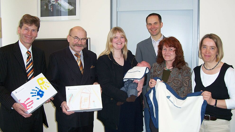 Foto (Mark Heinemann): Für eine familienfreundliche Universität: Präsident Prof. Dr. Nikolaus Risch (li.), Kanzler Jürgen Plato (2. v. li.) sowie die Gleichstellungsbeauftragte Irmgard Pilgrim (2.v.r.) und Dipl.-Pädagogin Barbara Pickhardt (re.) aus 