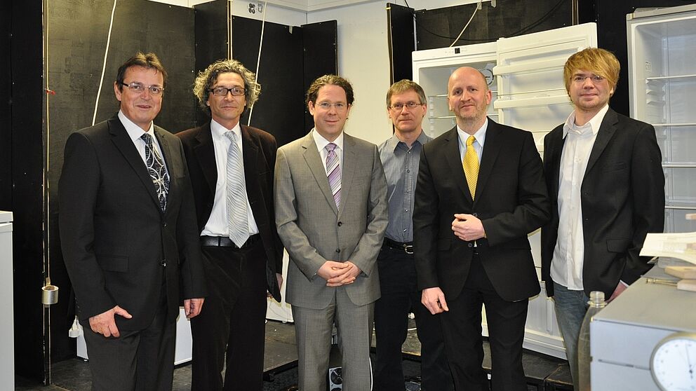 Foto (Universität Paderborn): Partner im Verbundprojekt (v. l.): Dr. rer. nat. Karsten Lessmann (Pfinder KG), Prof. Dr.-Ing. Jadran Vrabec (Uni Paderborn), Dr. rer. nat. Andreas Morbach (Miele & Cie. KG), Dipl.-Phys.-Ing. Andreas Elsner (Uni Paderborn), 