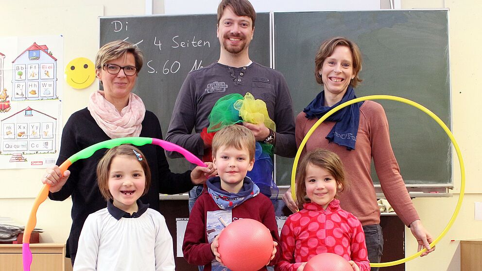 Foto (Universität Paderborn, Heiko Appelbaum): PaSS bringt Spaß und Bewegung. Hinten v. l.: Nicole Satzinger, Boris Husemann (Konrektor der Marienschule Paderborn, Jun.-Prof. Dr. Miriam Kehne; vorn v. l.: Finja, Lars und Nala.
