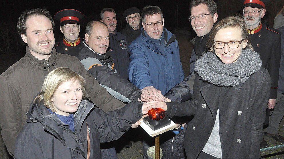 Foto: Inbetriebnahme der Turmbeleuchtung: Julia Koop, Uwe Dammeier, Markus Struck, Rüdiger Hölscher, Rainer Vidal und Susanne Henning (v. l.).