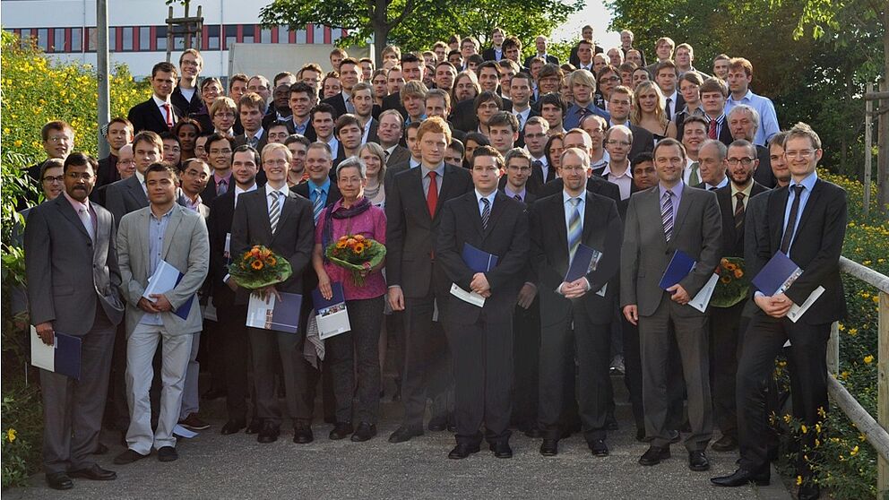 Foto: (Universität Paderborn, Mark Heinemann): Die diesjährigen Absolventen der Fakultät für Elekt-rotechnik, Informatik und Mathematik gemeinsam mit dem Dekan der Fakultät, Prof. Dr. Franz-Josef Rammig (4. v. r.), sowie dem Vizepräsident für Forsc