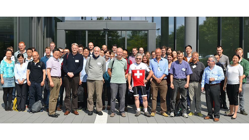 Foto (Universität Paderborn): Gruppenfoto: Die vorderste Reihe zeigt (v. l. n. r.) Tagungsleiter Yuanhua Feng mit Winfried Pohlmeier, Peter M. Robinson, Luc Bauwens, Wolfgang Härdle, Oliver Linton, Limo Teräsvirta, Thomas Gries und Juan-M. Rodriguez-Po