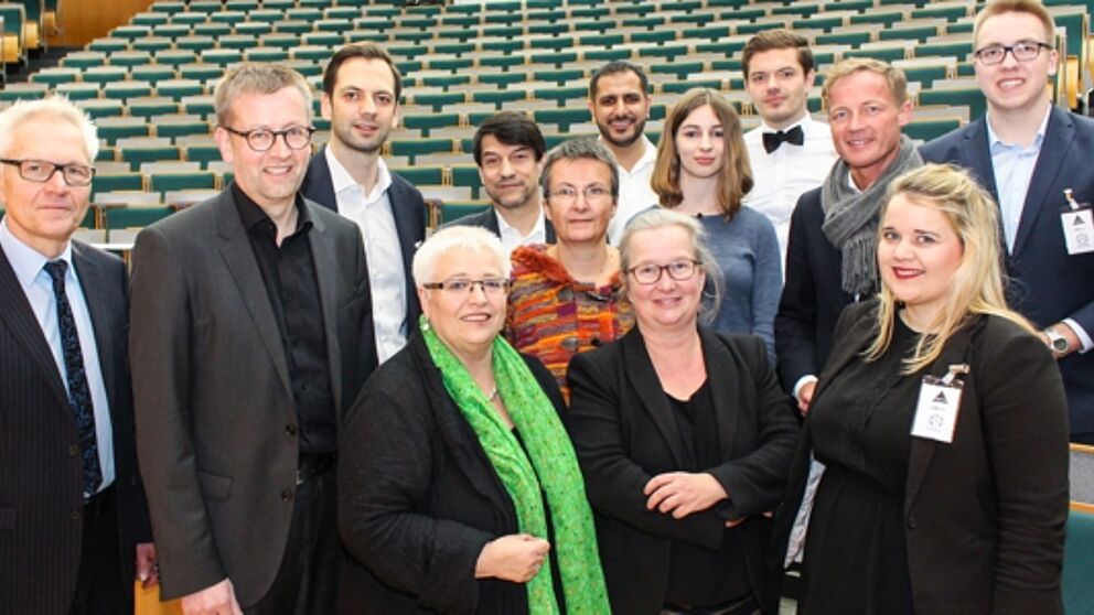 Foto (Universität Paderborn, Johannes Pauly): Vor der Debatte im Audimax (v. l.): Paderborns Vize-Bürgermeister Martin Pantke, SPD-Bundestagsabgeordneter Burkhard Blienert, FDP-Landtagsabgeordneter Marc Lürbke, Grüne-Landtagsabgeordnete Sigrid Beer, A