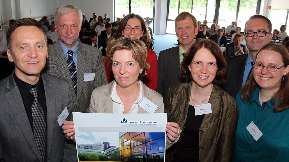Foto (Universität Paderborn): Informierten über Fördermöglichkeiten für Hochschulen und Unternehmen in OWL: hinten v. li.: Prof. Dr. Wilhelm Schäfer (Vizepräsident Universität Paderborn), Jutta Deppe (Hochschule OWL), Dr. Bernd Janson (Zenit GmbH)