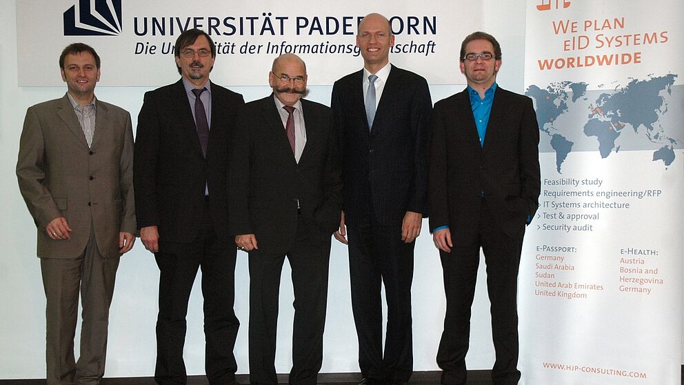 Foto: Langfristige Zusammenarbeit besiegelt (von links): Stefan Sauer (Geschäftsführer s-lab), Prof. Dr. Gregor Engels (Vorstandsvorsitzender s-lab), Jürgen Plato (Kanzler Universität Paderborn), Markus Hartmann (Geschäftsführer HJP Consulting), Hol