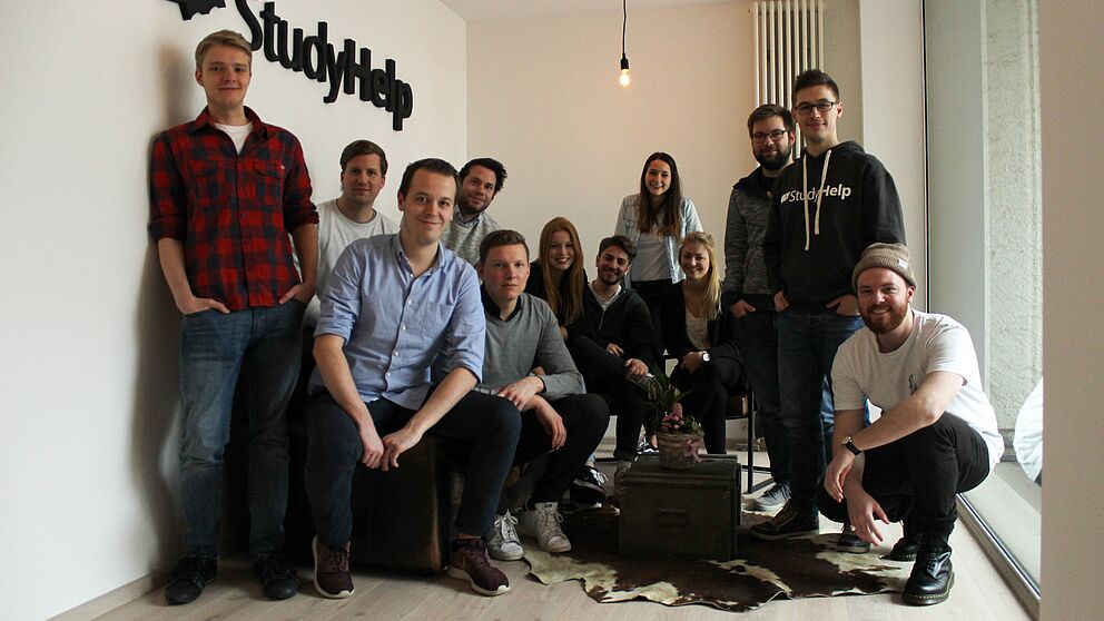 Foto (StudyHelp GmbH): Das zehnköpfige Team um die Gründer Daniel Weiner (hintere Reihe, 3. v. l.) und Carlo Oberkönig (hintere Reihe 2. v. l.) freut sich auf die neuen Herausforderungen.