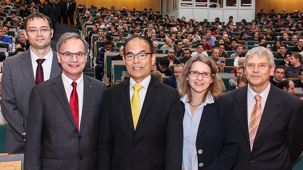 Foto (Universität Paderborn, Björn Heerdegen): Freuen sich über das zehnjährige Bestehen des CeOPP (v. l.): Prof. Dr. Cedrik Meier, Prof. Dr. Artur Zrenner, Festredner Prof. Dr. h. c. Shuji Nakamura, Prof. Dr. Christine Silberhorn und Prof. Dr. Heinz-